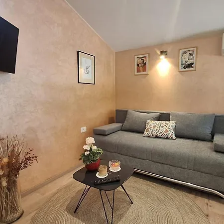 Cozy & Perfect For Two Margherita By Guide